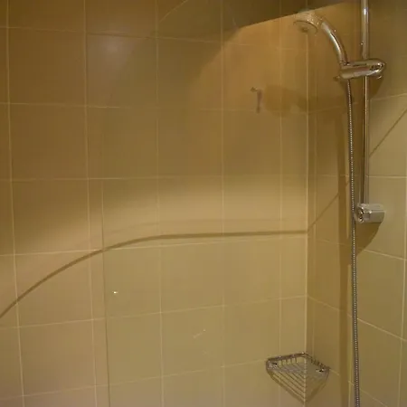 Spacious 3 Bedroom דירה