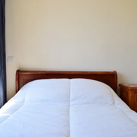 Spacious 3 Bedroom דירה