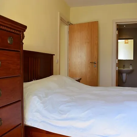 Spacious 3 Bedroom דירה